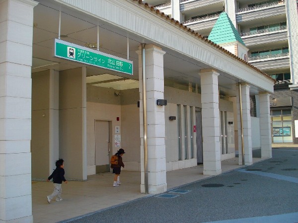 北山田駅(横浜方面や都内方面、どちらにもアクセス良好です。駅周辺には商業施設、少し離れると住宅街と、利便性と住環境のバランスが整うエリアです。)