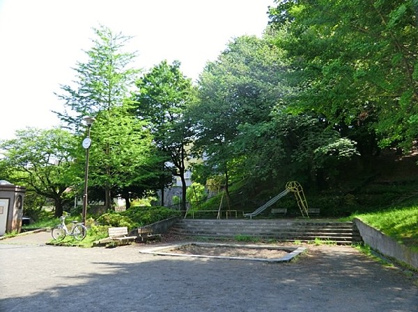 松風台第三公園(近隣には、公園もあり、青空の下で駆け回ったり、遊具で遊んだり、思い思いの遊びができます。)