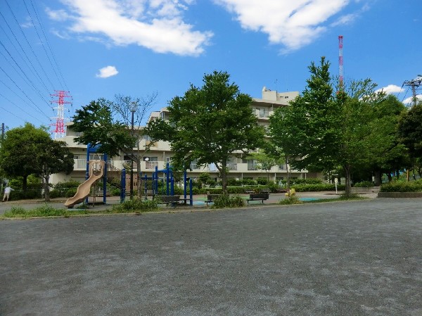 野川東公園(日当たりがよく、遊具場と広場が分かれています。広い敷地でありながら全体を見渡せるので、安心して子供を遊ばせられる公園です。)