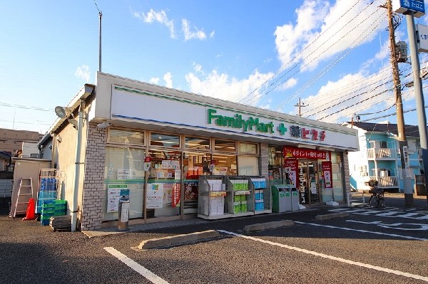 ファミリーマート＋薬ヒグチ川崎戸手本町店　(ファミチキをはじめスナックメニューも大人気です。買物だけではなく、日常生活に関係する最重要施設となりつつある。)