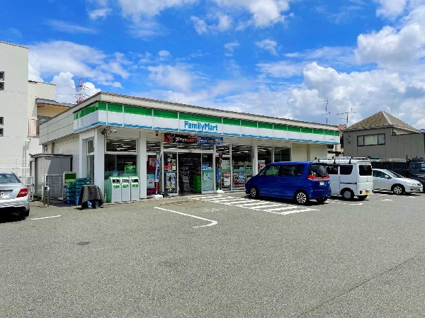 ファミリーマート青葉大場町店　(人気のファミチキをはじめスナックメニューも大人気です)