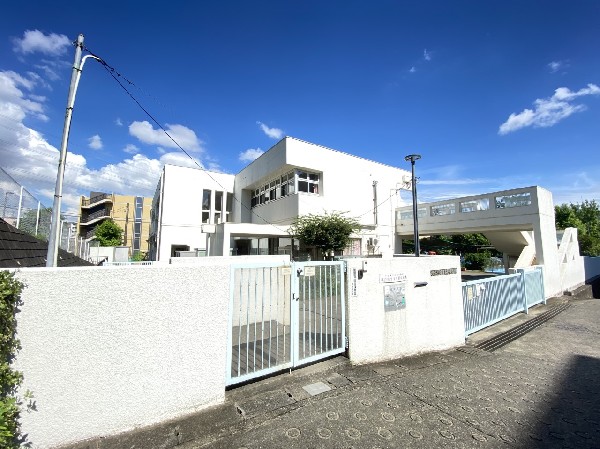 すすき野保育園　(広い園庭があり、天気の良い日は毎日外で遊びます。また近隣の公園へ散歩や遠足に出かけることもあります。)