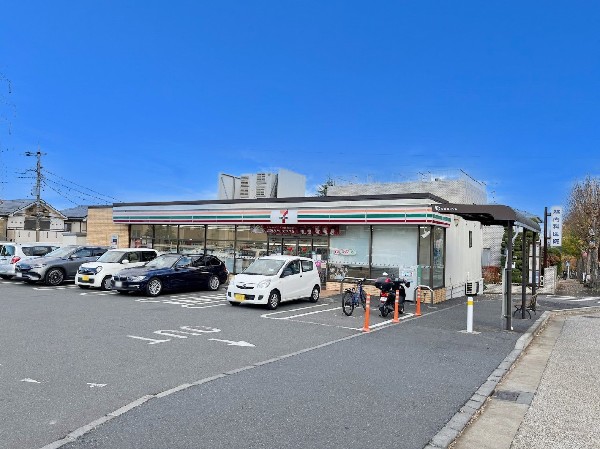 セブンイレブン横浜奈良北団地店(セブンミールは大好評です。公共料金の支払いなど色々な用途があるコンビニは今や必須ですね。)