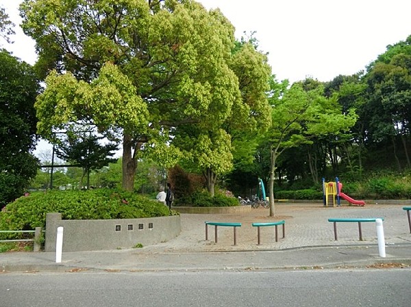桂台公園　(住宅街らしく近隣には公園が複数ありますので、お子様にも嬉しい住環境です。きっと、お気に入りの公園がみつかるはずです。)