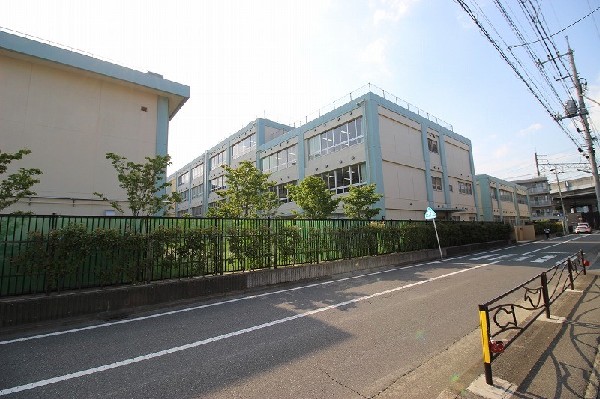 西中原中学校(生徒数が多い、有名な中学校です。1学年12クラスで全校生徒は1430人。公立中学校では日本一のマンモス校。)
