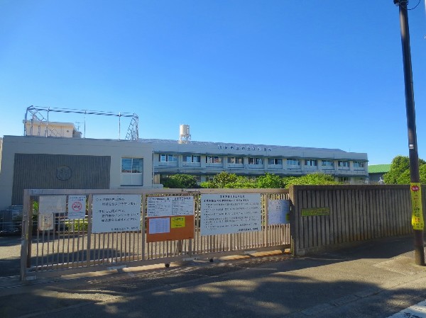 西丸子小学校 　(お子様が一日の中でも長い時間を過ごす小学校。どんどん成長していくお子様の姿が目に浮かびます。)