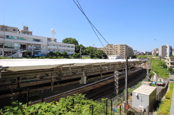 梶が谷駅( 自然を残すキレイな住宅街の中にあります。渋谷駅までは乗り換えなしで27分の利便性があります。)