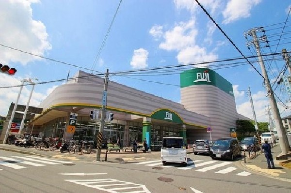 ＦＵＪＩ上野川店(周囲にはいくつかのスーパーが点在しており、目的や曜日などで使い分けるもの良いですね。)