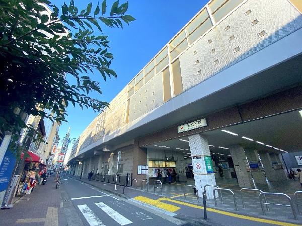 新丸子駅(古き良き下町情緒が残る新丸子駅。のんびりしていますが、商店街、病院などが揃う、便利に生活できる地区でもあります。)