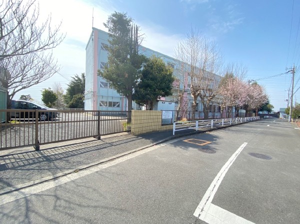 山田小学校(住宅地内にあるので通学路も不安が少ない。)