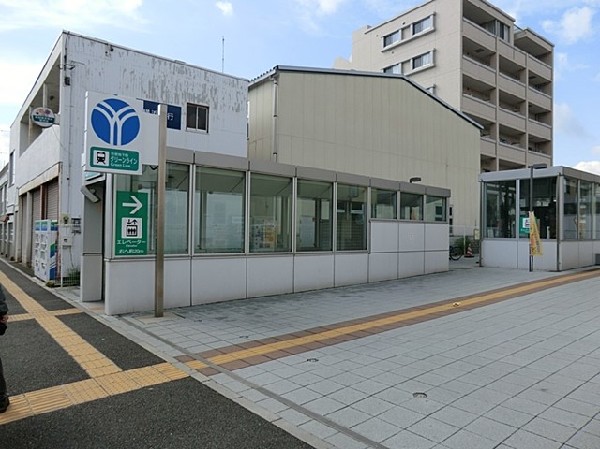 高田駅(駅前にはスーパーやホームセンターなどが揃い生活しやすい環境です。また、病院が多く、いざという時にも安心の、住みやすい地域です。)