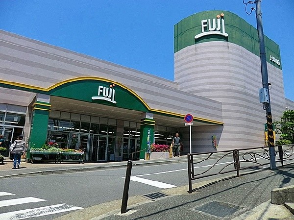 FUJI上野川店(自転車や車で立ち寄りやすい駐車場完備のスーパーです。休日の買い出しや、お出かけ前やお帰りの立ち寄りにも便利です。)
