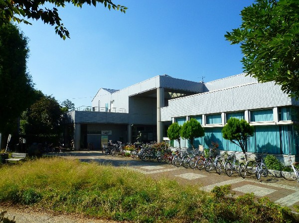 高津図書館(緑に囲まれた高津図書館は、高津駅から徒歩5分、溝口緑地の中にあります。駐輪場も充実しています。)