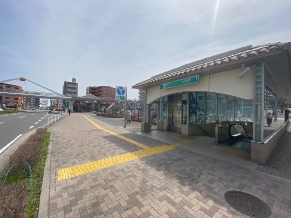 北山田駅(街並みに合わせるためにステーションカラーを南欧スタイルで統一。オレンジの洋瓦で暖かいイメージ。)