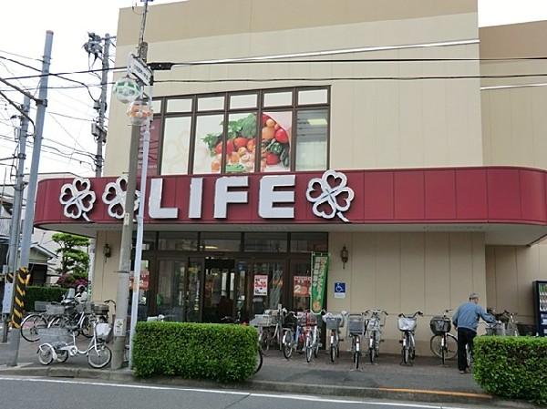 ライフコーポレーション川崎御幸店(幹線道路沿いにあり、自転車や車で立ち寄りやすい駐車場完備のスーパーです。休日の買い出しにも便利です。)