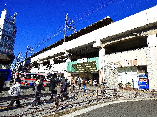 武蔵新城駅(駅前のスーパーやドラッグストアなどは、深夜まで営業し、会社帰りの買物にとても便利です。)