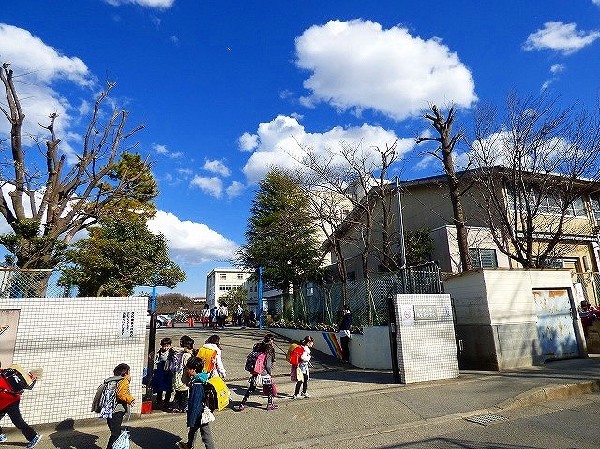 南生田小学校(各学級5クラス以上あり、総児童数1000人強の活気ある小学校。共働きに嬉しいわくわくプラザもあり、月～金は19時までスタッフが見守ります。)