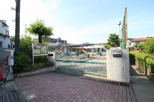蟹ケ谷保育園(広い園庭が特徴の川崎市認可保育所。昭和39年開業で歴史があり、0歳～5歳児の90人定員。)