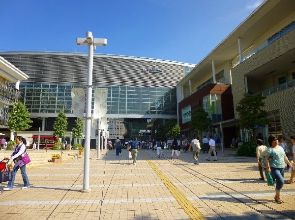 たまプラーザ駅(洗練された田園都市線のイメージそのままの、急行停車駅です。羽田空港、成田空港などへのバスも発着し便利です。)