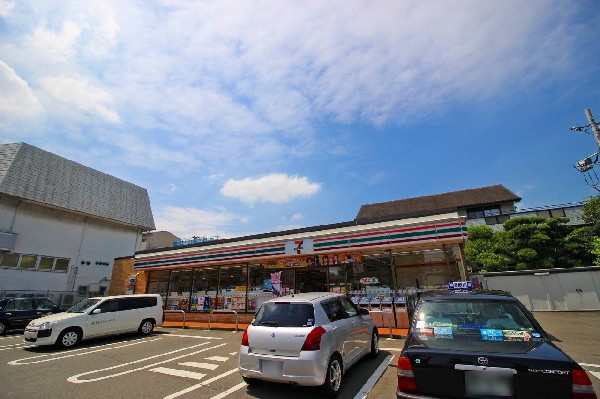 セブンイレブン川崎野川東店(時間を問わず、幅広い品物が揃うコンビニ。いまや買物だけではなく、日常生活に深く関係する施設となりつつある。)