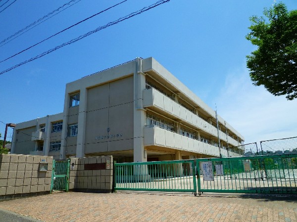 金程小学校(お子様が一日の中でも長い時間を過ごす小学校。のびのびと過ごし、広い校庭で元気に駆け回ったり、どんどん成長していくお子様の姿が目に浮かびます)