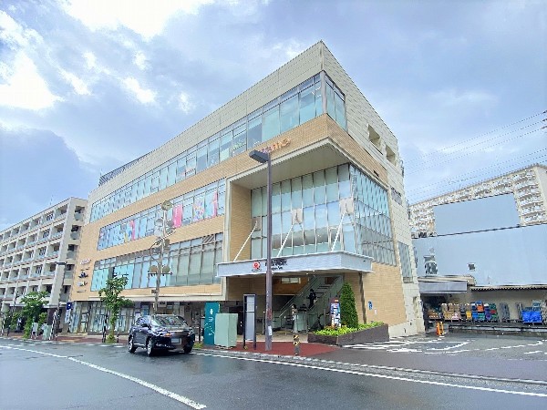 エトモ市ヶ尾店　(「エトモ」は、「駅と、もっと　街と、もっと」をキャッチコピーとして、通勤・通学で駅を利用されるお客様をターゲットとした商業施設です。)