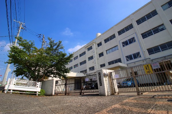 もえぎ野小学校(学校教育目標は、「心身共に健康な自分をつくり　まわりと共に生きる力をもつ　もえぎ野の子」)