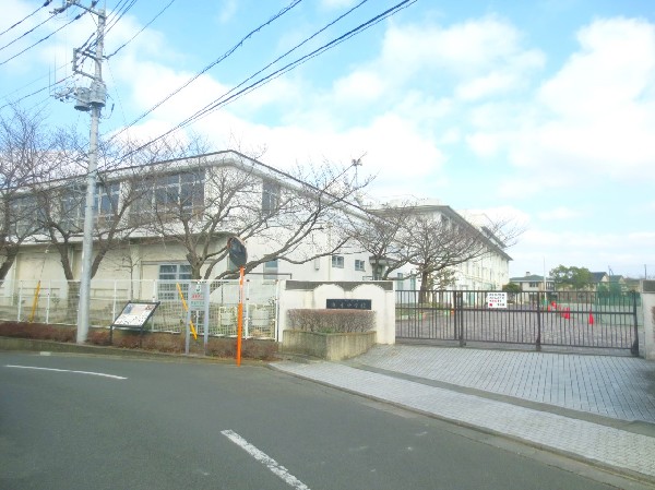 麻生中学校(成長の過程でより濃い時間を過ごす3年間。ここで過ごす時間は、お子様にとって、とても大切な思い出となるはずです。)