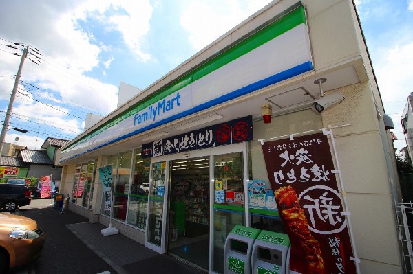 ファミリーマートニック北加瀬3丁目(時間を問わず、幅広い品物が揃うコンビニ。いまや買物だけではなく、行政、民間サービス等、日常生活に深く関係する最重要施設となりつつある。)