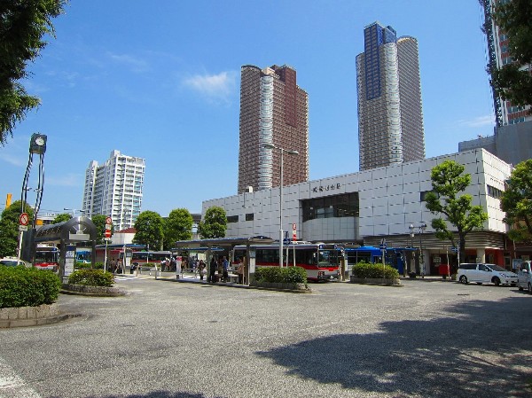 「武蔵小杉」駅(東急東横線、目黒線、JR南武線、JR横須賀線などアクセス良好。タワーマンションの林立する様はやはり圧巻です。ららテラスなど、商業施設も充実しています。)