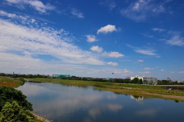 多摩川(お天気の良い日にはサイクリングやペットとのお散歩なども良いですね。自然を身近に感じ、暮らしを豊かにしてくれる環境です。)