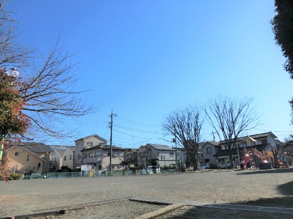 野川中耕地公園 　(四季を感じながらジョギングをしたり、お子様と一緒に遊べる公園です。お庭感覚で利用できる公園が近くにあるのは嬉しい。)