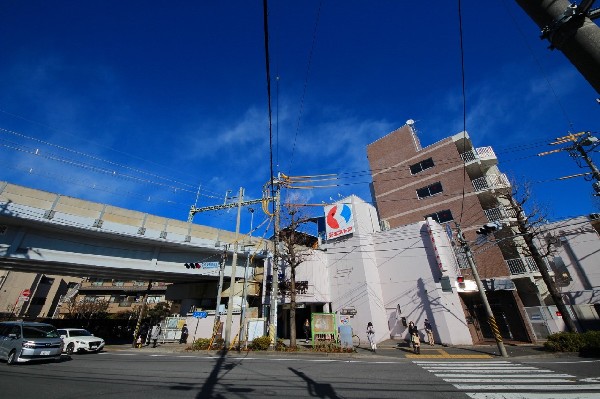 京王稲田堤駅(スーパーなども構内にあるのでとっても便利。駅を出ると商店が広がっていて、南武線への乗り換えもスムーズです。)