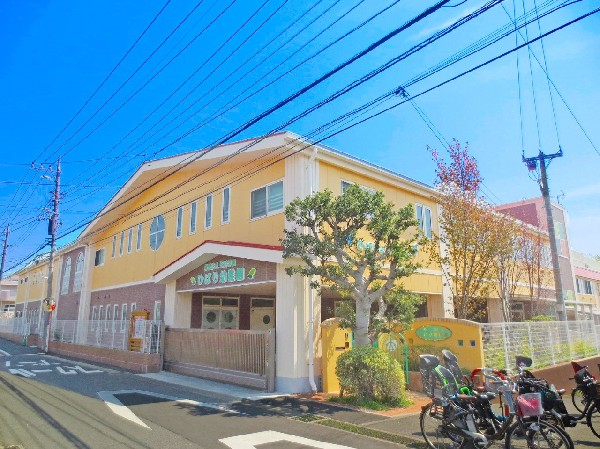 ひばり幼稚園(教育方針は「丈夫な子・やさしい心・よく考えさいごまで頑張る子」園児数約560人と大きな規模の幼稚園です。)