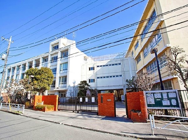 向丘中学校(生徒数は約700名。「学び合い・高め合い・ともに活きる」を学校目標に掲げています。)