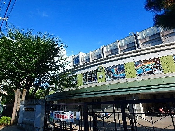 西生田小学校　(お子様が一日の中でも長い時間を過ごす小学校。のびのびと過ごし、広い校庭で元気に駆け回ったり、どんどん成長していくお子様の姿が目に浮かびます。)