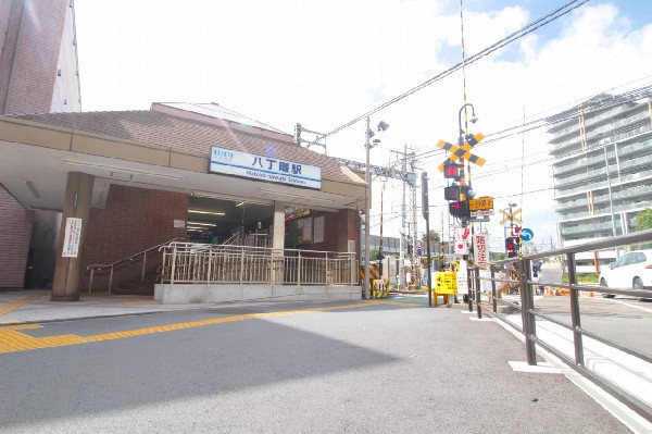 八丁畷駅(京急とJR南武支線の交差駅。電車を待つ間に貨物列車が通ることもあります。)