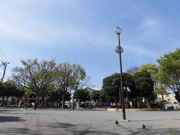 新町児童公園(近隣には公園が点在し、青空の下で駆け回ったり、遊具で遊んだり、思い思いの遊びができます。)