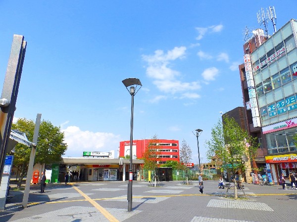 十日市場駅(南口には路線バス・タクシー専用ロータリーがあり、各方面への移動が便利です。周辺は学園都市ということもあり、リーズナブルなお買い物施設や飲食店が充実。)