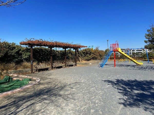 太尾見晴らしの丘公園(水再生センタ―の上部を利用した公園。テニスコート、多目的グラウンドなどがある。)