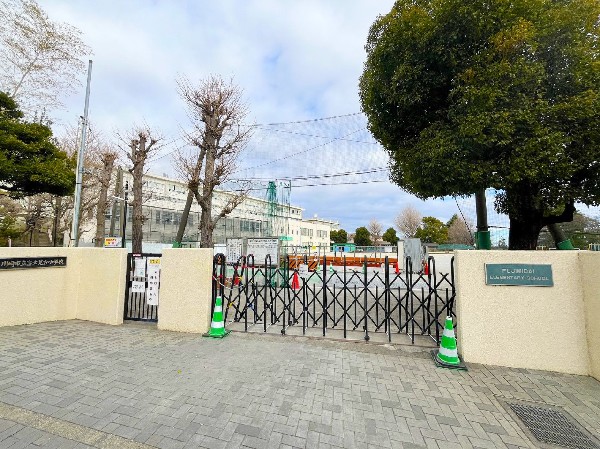 富士見台小学校(お子様が一日の中でも長い時間を過ごす小学校。のびのびと過ごし、広い校庭で元気に駆け回ったり、どんどん成長していくお子様の姿が目に浮かびます。)