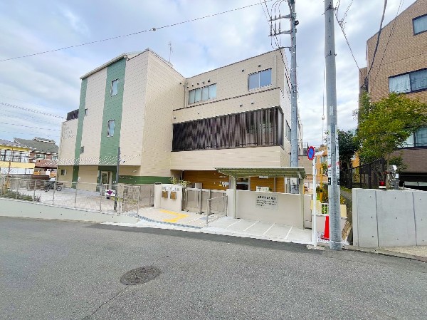 土橋保育園(園の自慢は広い園庭とテラス！戸外で身体をたくさん動かして遊んだり、畑での栽培や自然物を取り入れた遊びも楽しんでいます。)