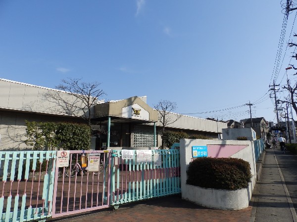 川崎市宮前区役所(「川崎市宮前区役所」がある。隣接する「川崎市立宮前図書館」の駐車場が共通できるので、車での利用も便利だ。)