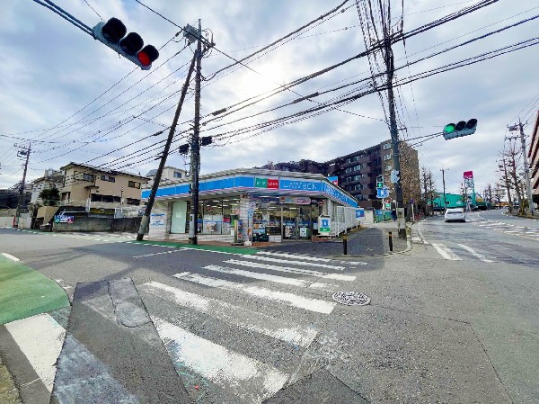 ローソン川崎土橋2丁目店(「マチのほっとステーション」をスローガンに掲げる通り、忙しい日々に「ほっ」とするひとときをもたらします。)