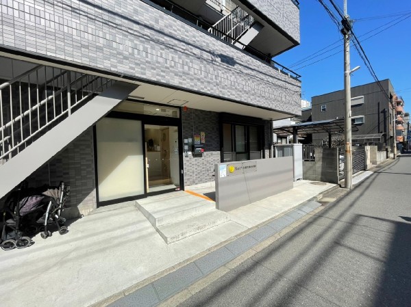 Nest川崎大師保育園　(年齢だけで分けるのではなく子ども達の活動に合わせた保育室づくりをしています。開園時間7：00～20：00。)