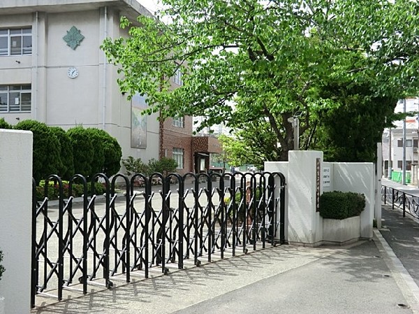 川崎中学校　(学校教育目標「自ら学び、自ら考え、自ら行動できる生徒を育てる」。)