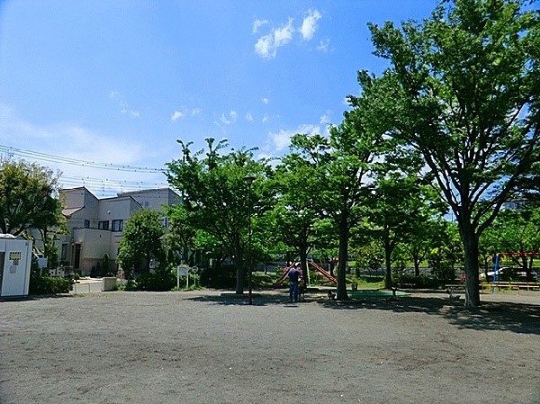 栗木台すげ沢公園(近隣には、公園もあり、青空の下で駆け回ったり、遊具で遊んだり、思い思いの遊びができます。子供たちの元気で楽しそうな声が響き渡ります。)