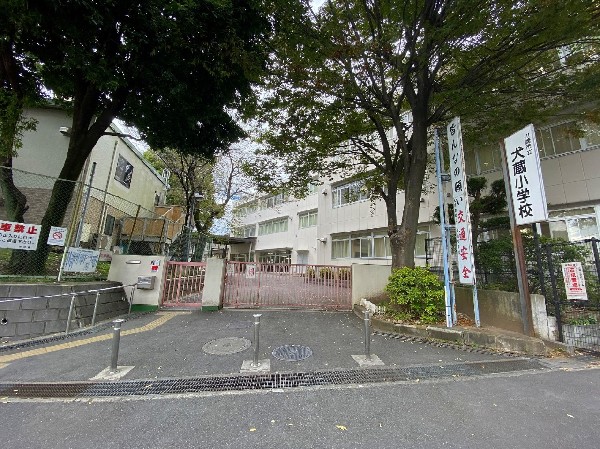 犬蔵小学校(緑の丘に包まれた自然豊かな環境の中で、44年の歴史を刻んできた犬蔵小学校。現在、1100人をこえる児童が、のびのびと学校生活を送っています。)