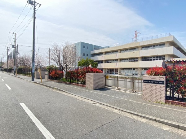 東山田中学校　(平成17年設立の比較的新しい中学校。各学年7クラスで総生徒数は700人。)
