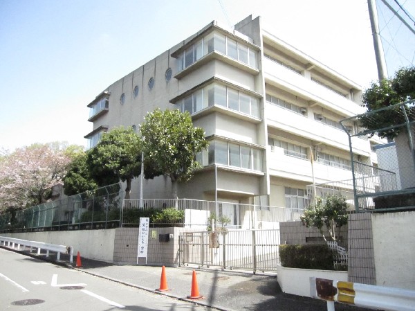 小机小学校(学校教育目標は、「心豊かに学び合い、ともに伸びる子」)